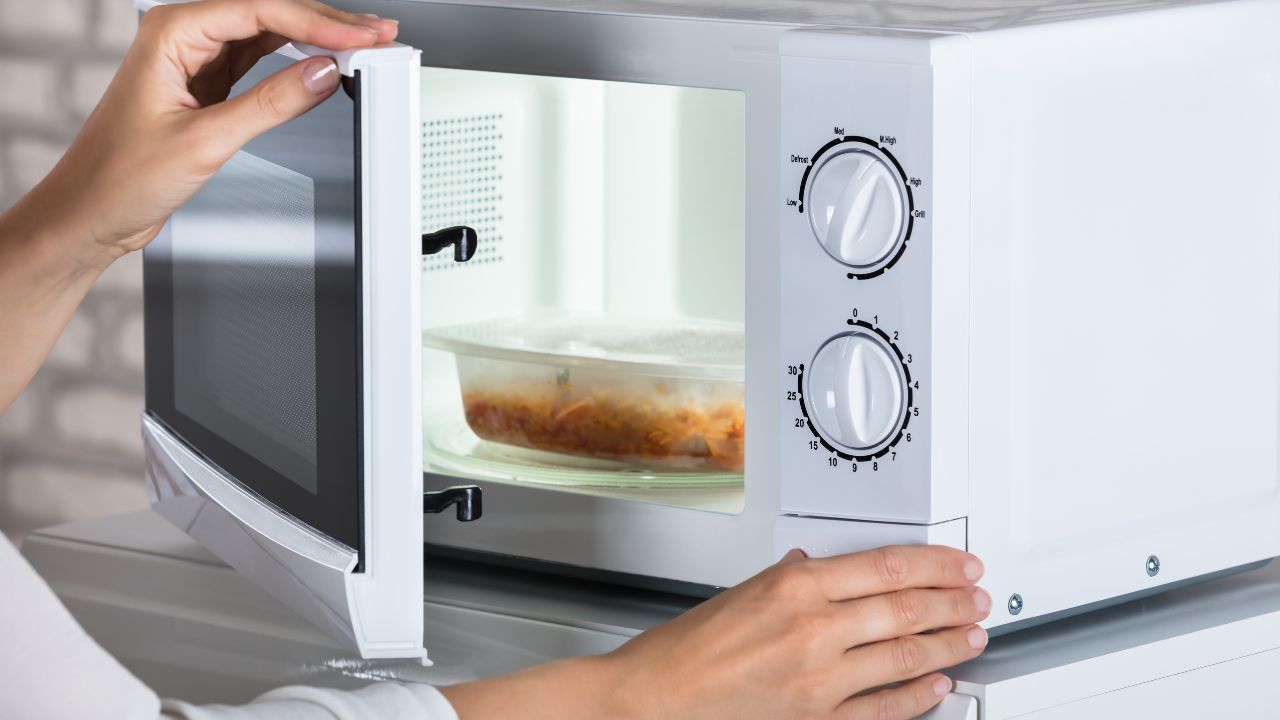 Além de esquentar alimentos, o micro-ondas pode te ajudar com outras coisas dentro e fora da cozinha; descubra quais são (COM VÍDEO)