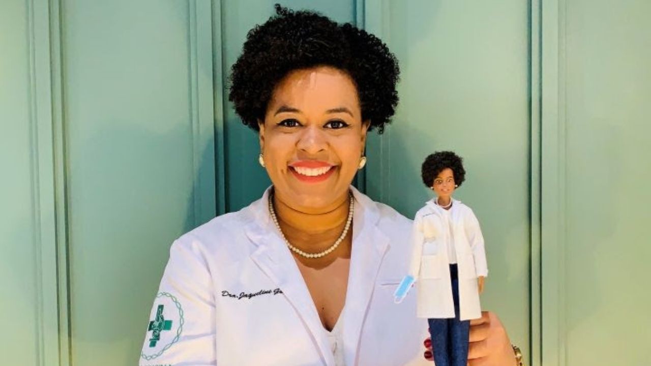 Pesquisadora brasileira é homenageada com Barbie em linha que celebra cientistas no combate à Covid-19