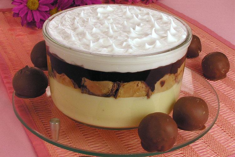 Receita de torta de Sonho de Valsa® com merengue. Uma sobremesa rápida e fácil de fazer para alegrar as refeições de toda a família.