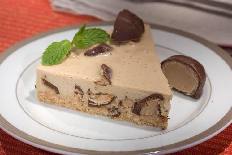 Aprenda a fazer uma deliciosa torta gelada de Sonho de Valsa® que você prepara em 30 minutinhos. A massa é de biscoito e vai café no creme. Uma delícia!