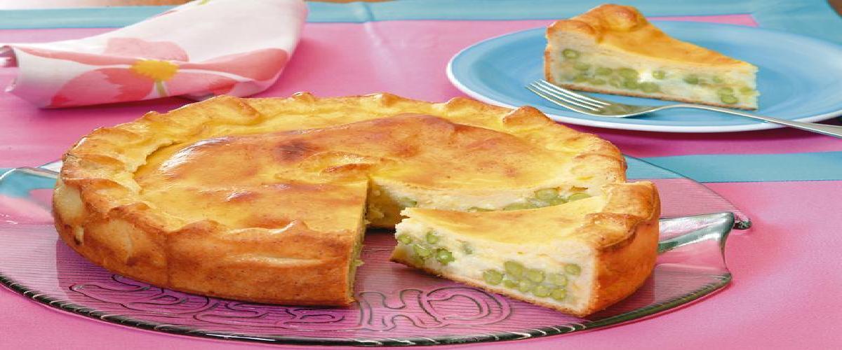 Torta de queijo com ervilhas frescas 