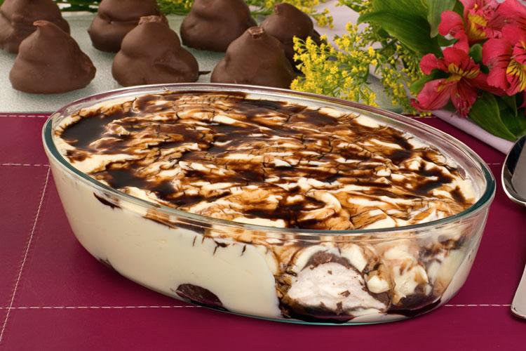 Uma ótima pedida para sobremesa é a travessa de marshmallow com chocolate. Você prepara rapidinho e agrada a família inteira porque rende muito!