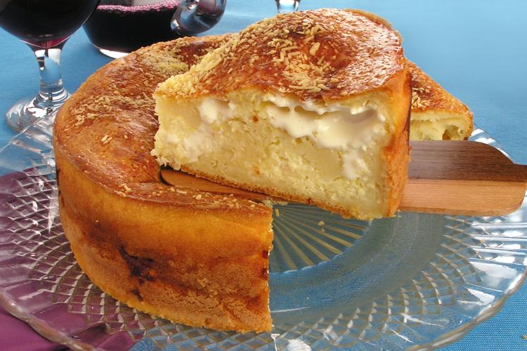 A torta de 3 queijos é uma receita prática e simples para você preparar hoje mesmo! É só bater a massa no liquidificador e rechear com queijos. Hummm!