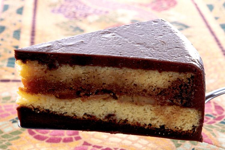 Aprenda a fazer esse bolo de bananas com chocolate que fica com sabor incrível! Recheio molhadinho e muita cobertura. Aproveite!