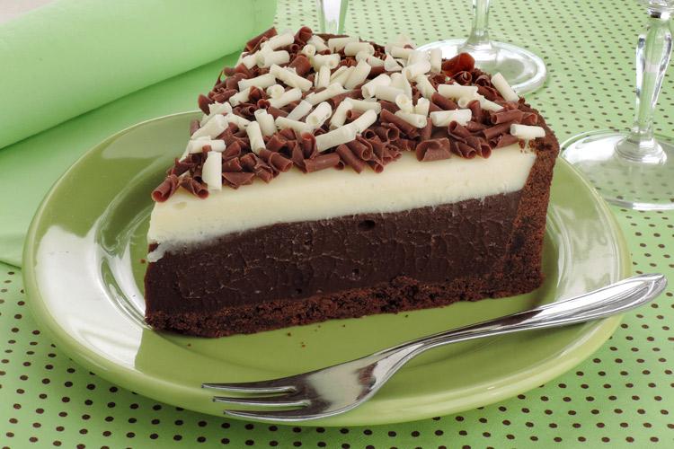 Em apenas 40 minutos, tenha na sua mesa essa torta de chocolates ao leite e branco, que vai surpreender toda a família. Uma gostosura!