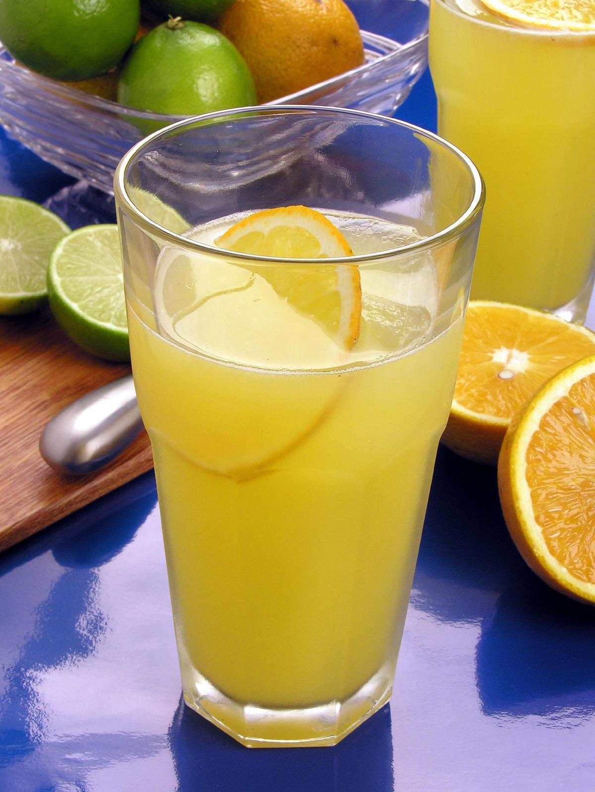 Tempo: 15min Rendimento: 2 Dificuldade: fácil Ingredientes: Suco de 3 limões Suco de 2 laranjas 1 rodela de abacaxi sem miolo Açúcar a gosto 1 xícara