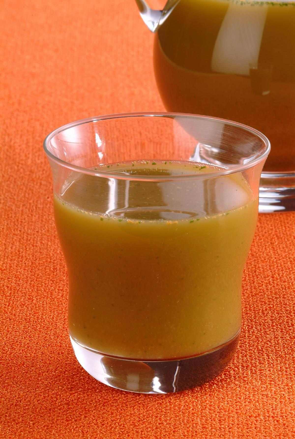 Tempo: 40min (+4h20 de congelador) Ingredientes: Suco de 2 laranjas (Vitamina C para melhorar o sabor e aproveitar melhor o Ferro) 1/2 cenoura sem casca