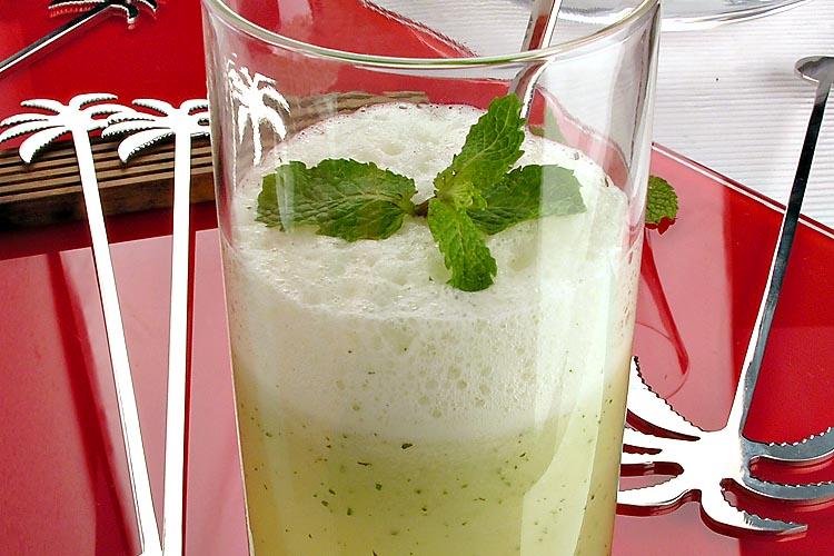 Para os dias de calor, nada melhor do que preparar e se deliciar com essa receita de suco de abacaxi e hortelã! Uma gostosura!