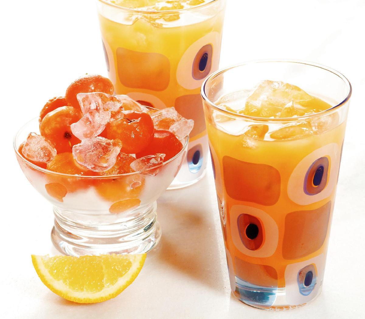 Tempo: 15min Rendimento: 1 Dificuldade: fácil Ingredientes: 4 xícaras (chá) de suco de laranja 4 saquinhos de polpa de acerola congelada 1 xícara (chá) de