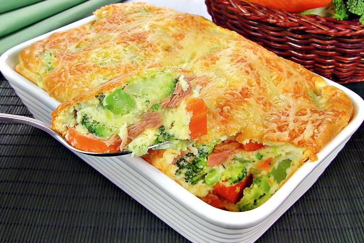 Clique e confira esta receita de Suflê rápido de legumes e atum feito como se fosse um omelete de forno! É irresistível!!