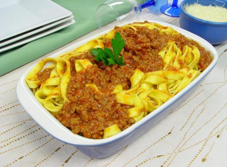 Um dos pratos mais clássicos e saborosos da cozinha italiana! Veja como preparar um delicioso macarrão talharim à bolonhesa e deixar todos com água na boca!