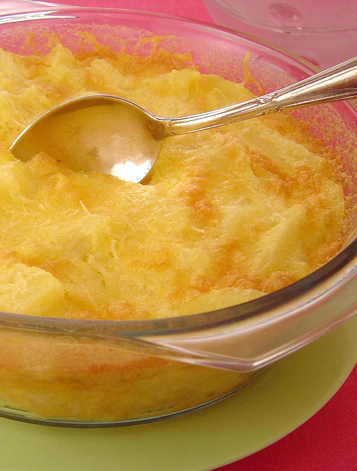 Tempo: 40min Rendimento: 6 Dificuldade: fácil Ingredientes: 1kg de batatas fritas prontas 6 ovos 100g de queijo parmesão ralado Sal a gosto Margarina para