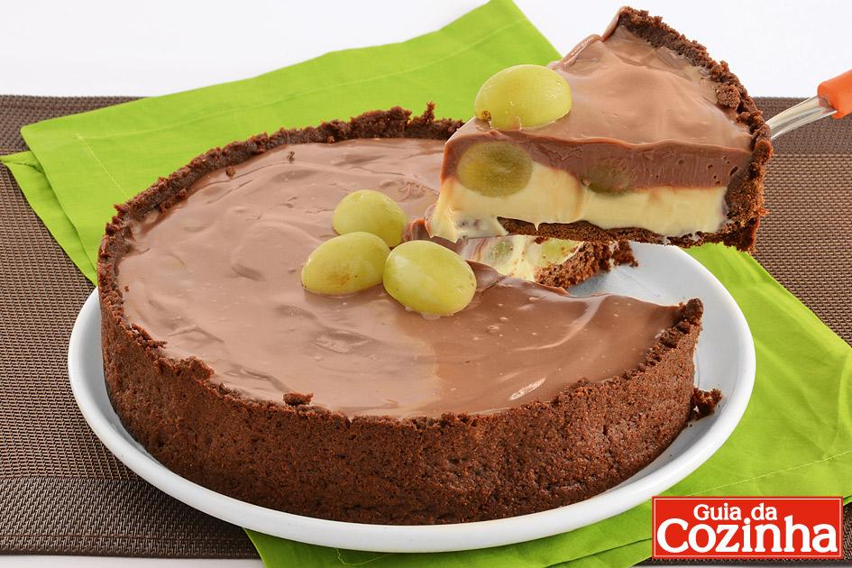 Esta Torta de chocolate com uvas com certeza vai chamar a atenção de todos em sua mesa!! Além de linda, fica uma delícia!!