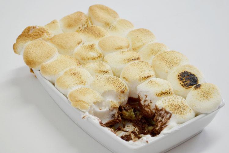Aprenda esta receita típica americana de smore de forno feita com chocolate, marshmallow e bolo esfarelado. Fica pronta rapidinho e agrada a todos!