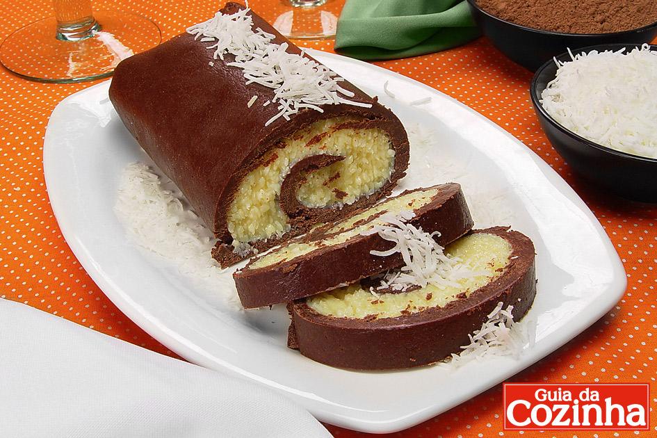 Aprenda como preparar este Rocambole de chocolate com coco ralado! É uma excelente opção para fazer de sobremesa para a família!