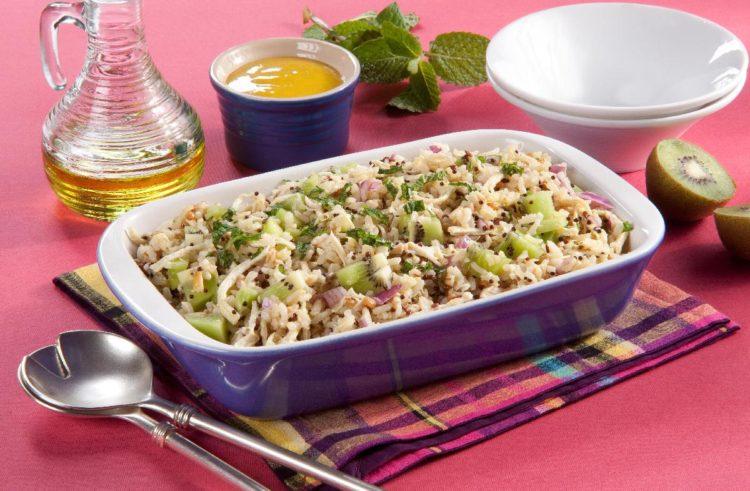 Uma salada que vale por uma toda uma refeição: salada com arroz 7 grãos. Junte ingredientes fáceis, temperos especiais e faça essa receita prática!