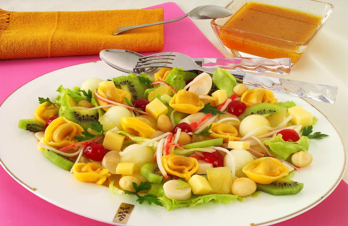 Salada colorida com massa fresca 