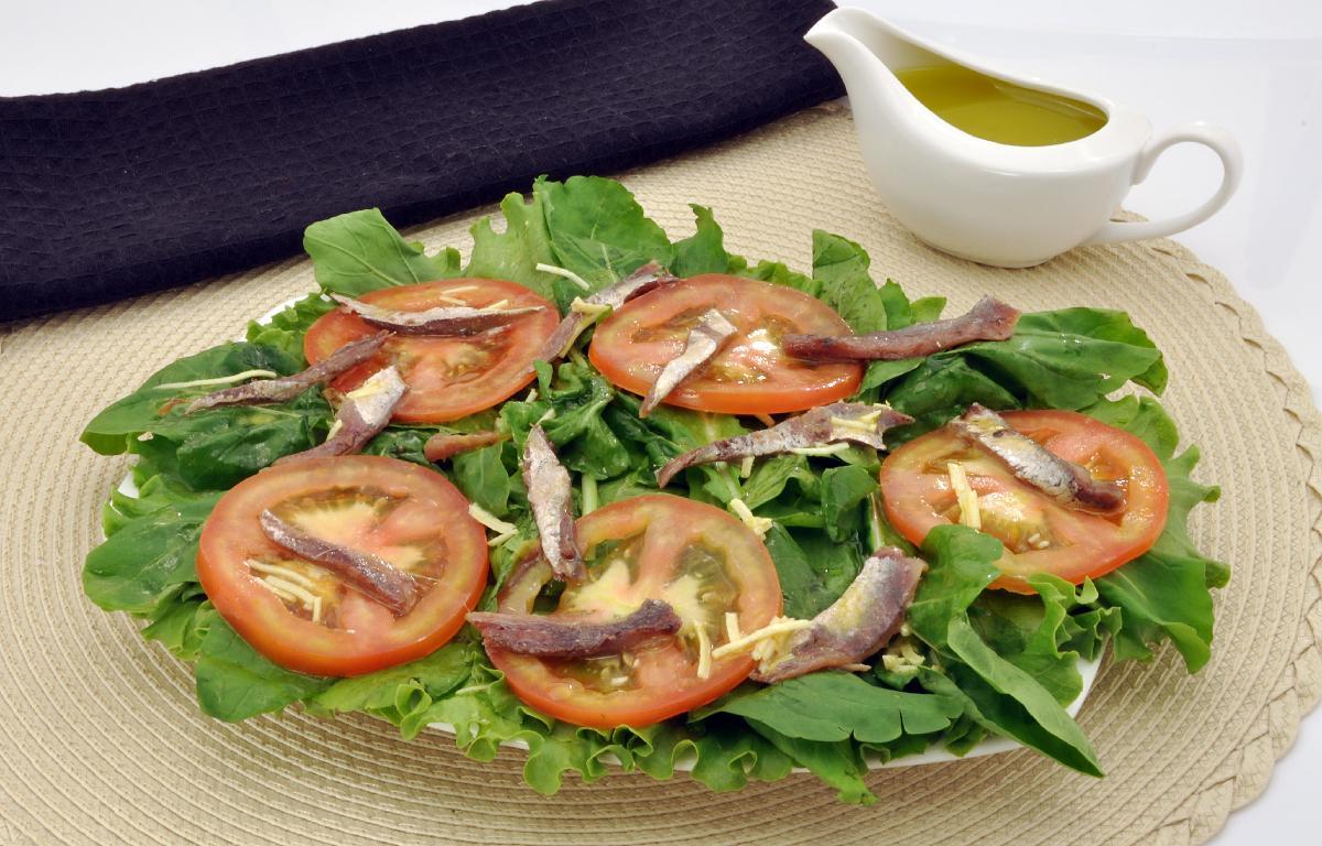 Salada com aliche 