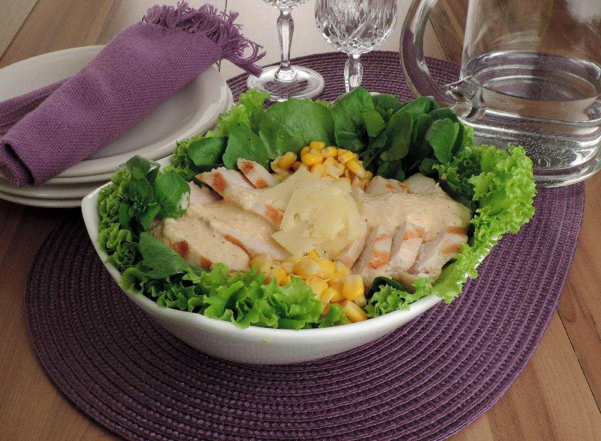 Salada com frango grelhado 