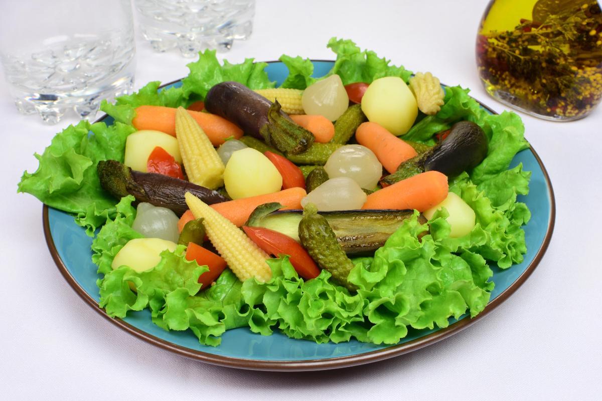 Salada com minilegumes 