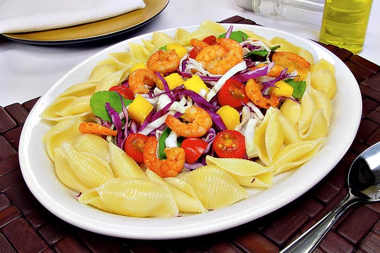 Salada de conchiglioni com camarão e manga: conchiglioni é uma massa em forma de concha que sempre faz sucesso! Em uma salada fica ainda mais incrível!