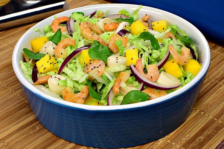 Experimente essa salada de acelga e camarão! Com manga e palmito, ela é ideal para você que quer uma refeição leve e muito gostosa!