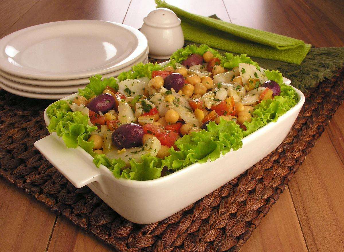 Salada de bacalhau e grão-de-bico 