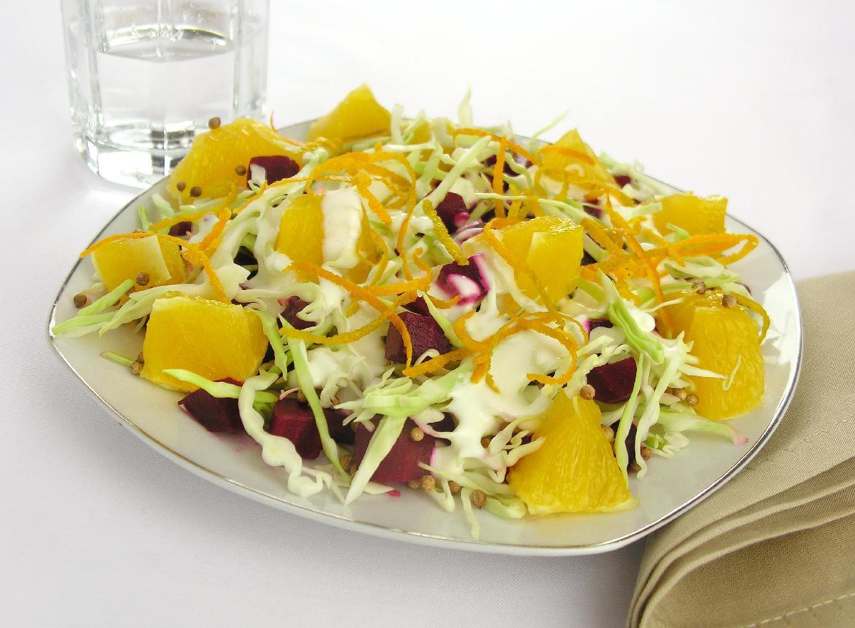 Salada de beterraba, repolho e laranja 