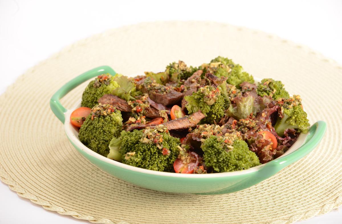 Salada de carne com brócolis 