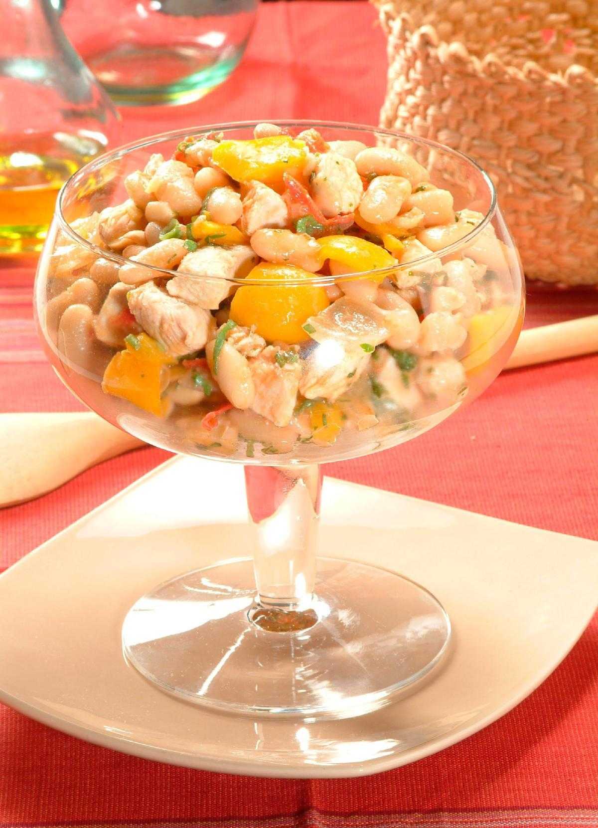 Salada de feijão-branco com frango 
