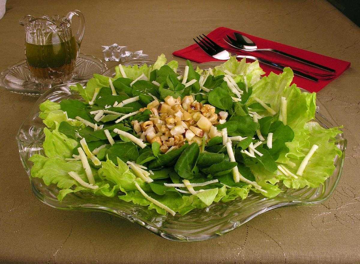 Salada de folhas e castanhas 