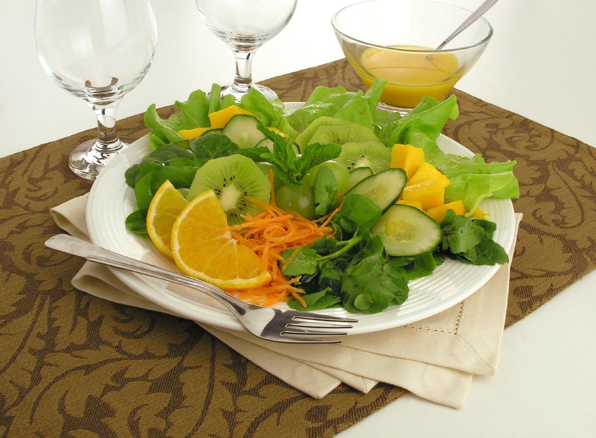 Salada de folhas e frutas 