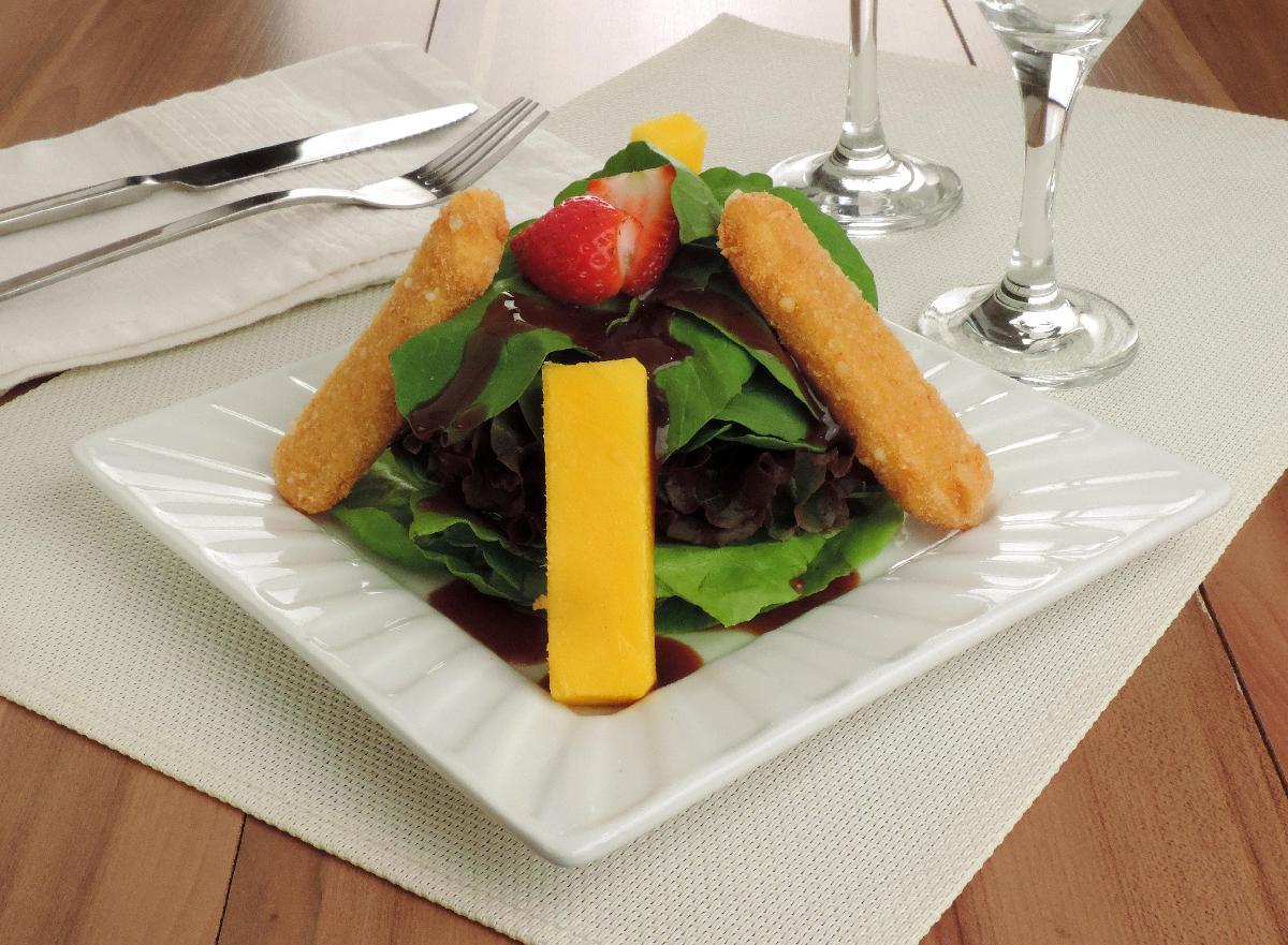 Salada de folhas verdes com queijo brie empanado 