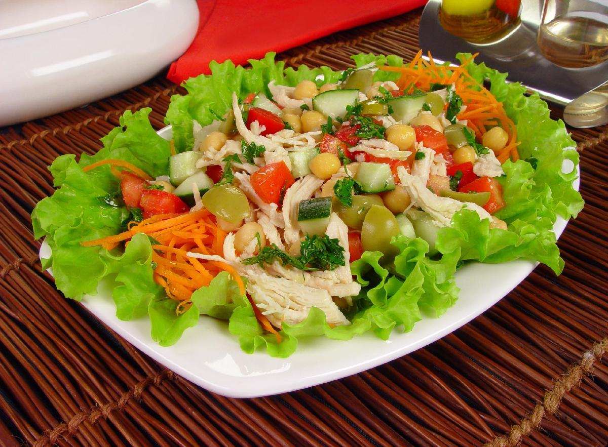 Salada de grão-de-bico com frango 
