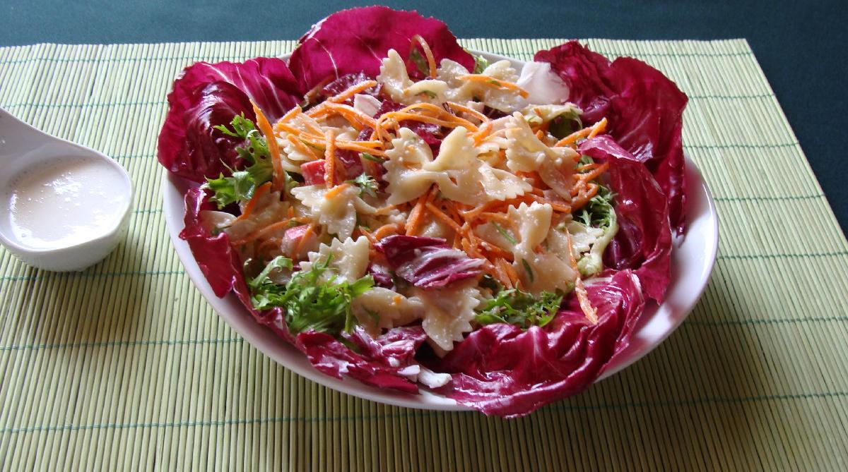 Salada de gravatinha com kani e ricota 