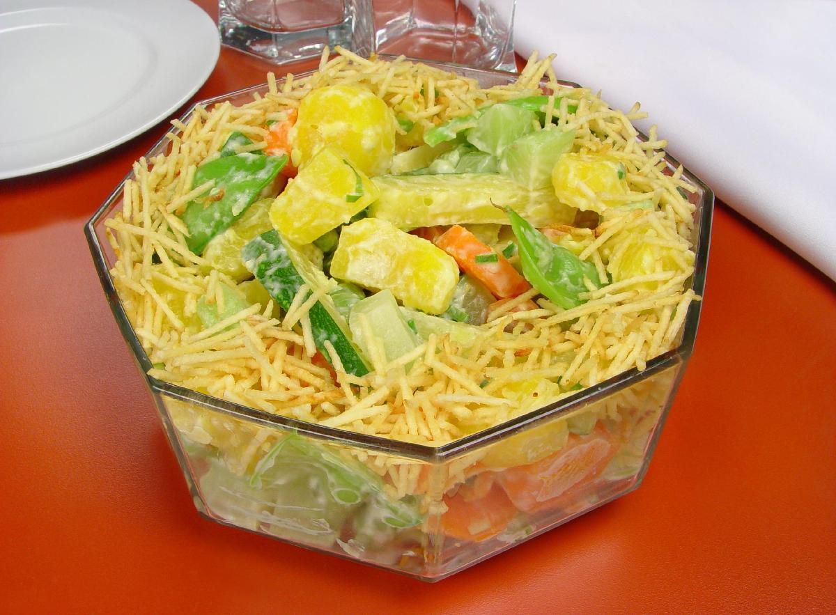 Salada de legumes com batata palha 