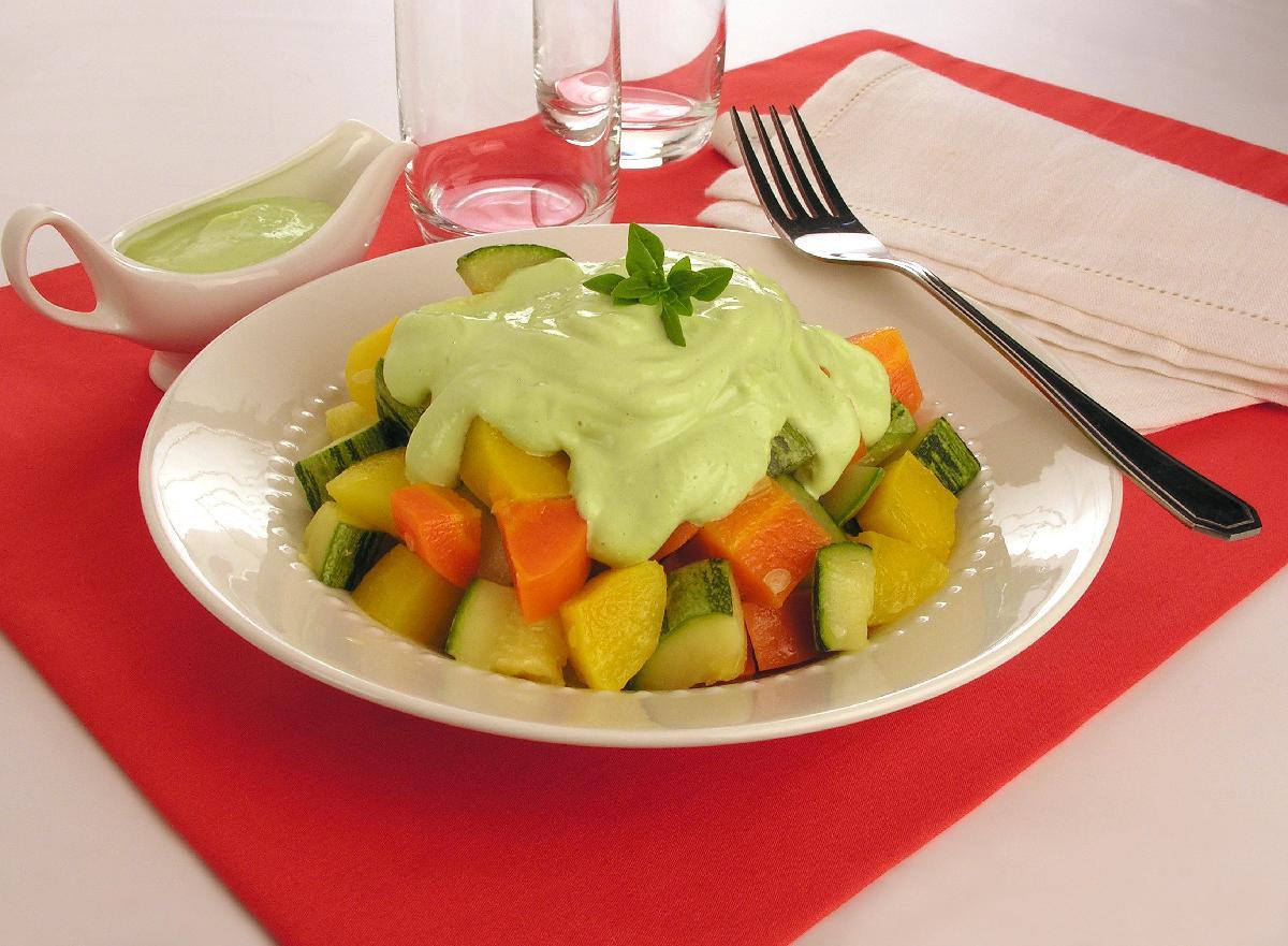 Salada de legumes com molho de ervas 