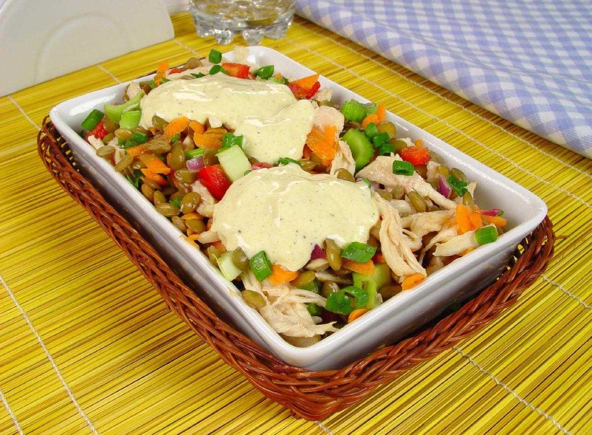 Salada de lentilha com frango desfiado 