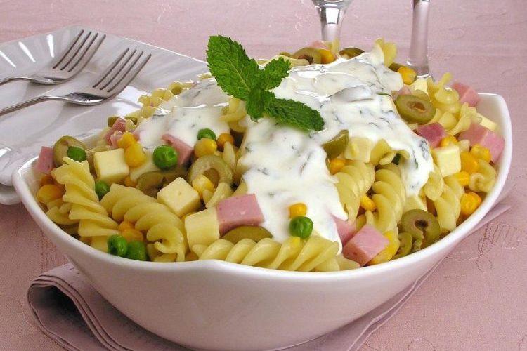 Salada de macarrão com molho de iogurte 