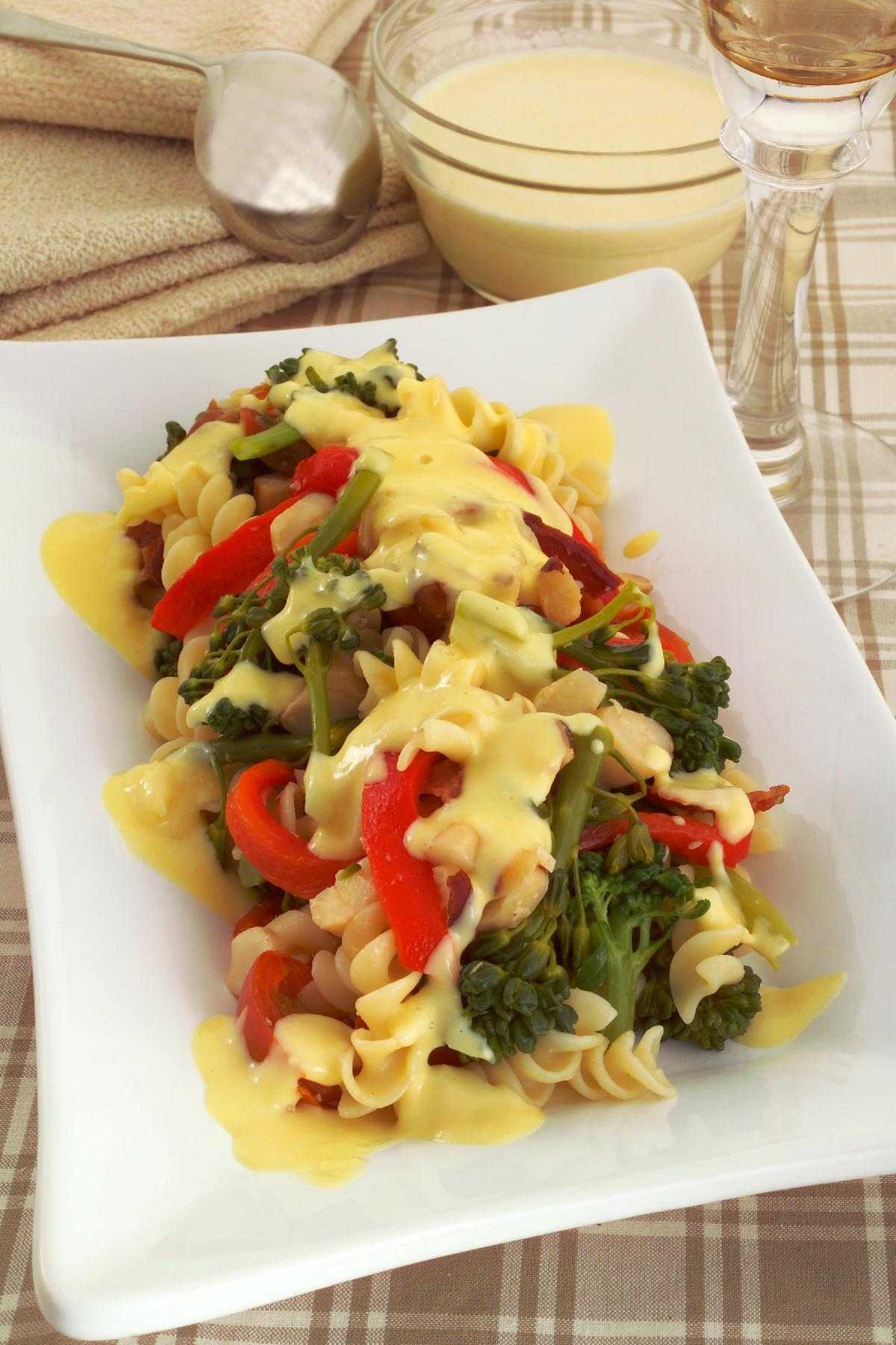 Salada de macarrão com molho de queijo 