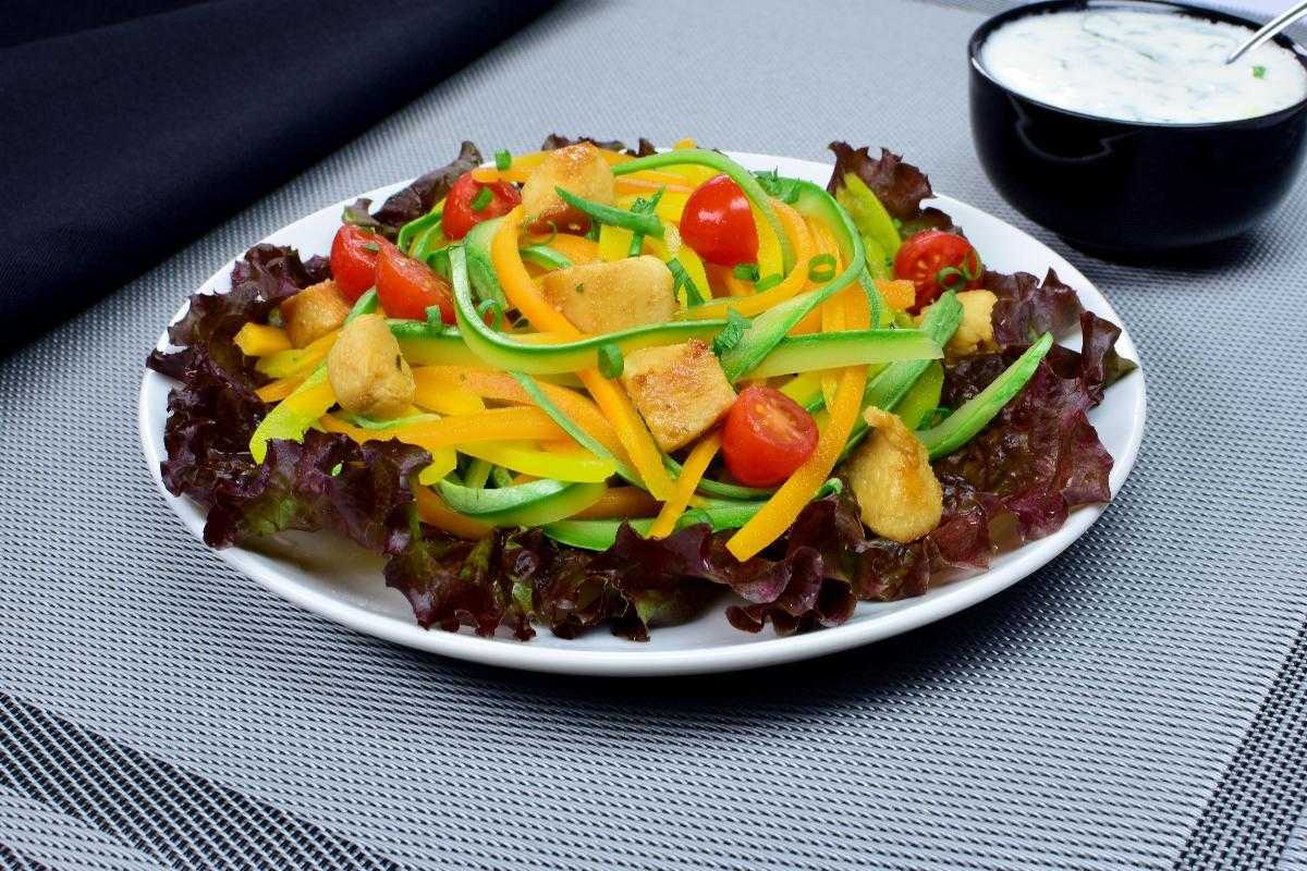 Salada de macarrão de legumes 