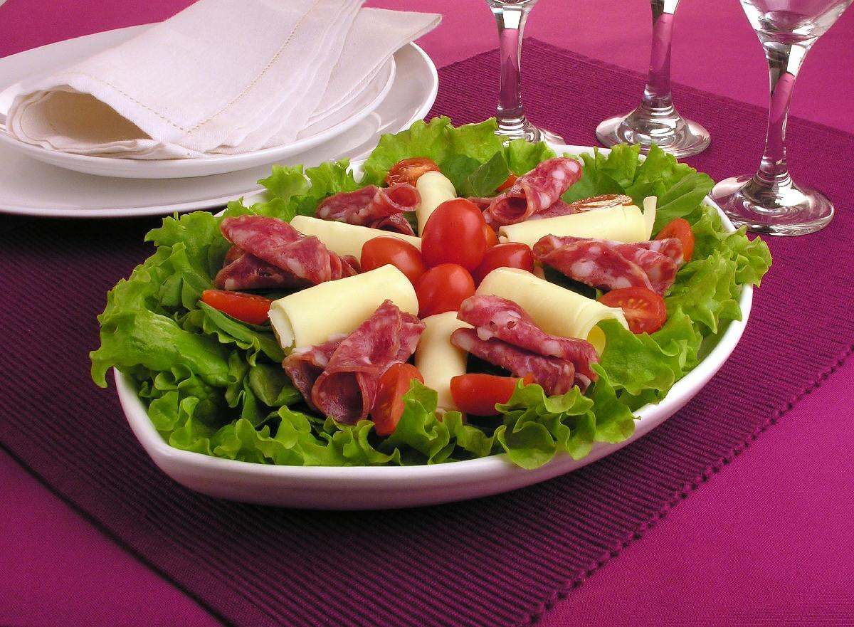 Salada de queijo e salame 