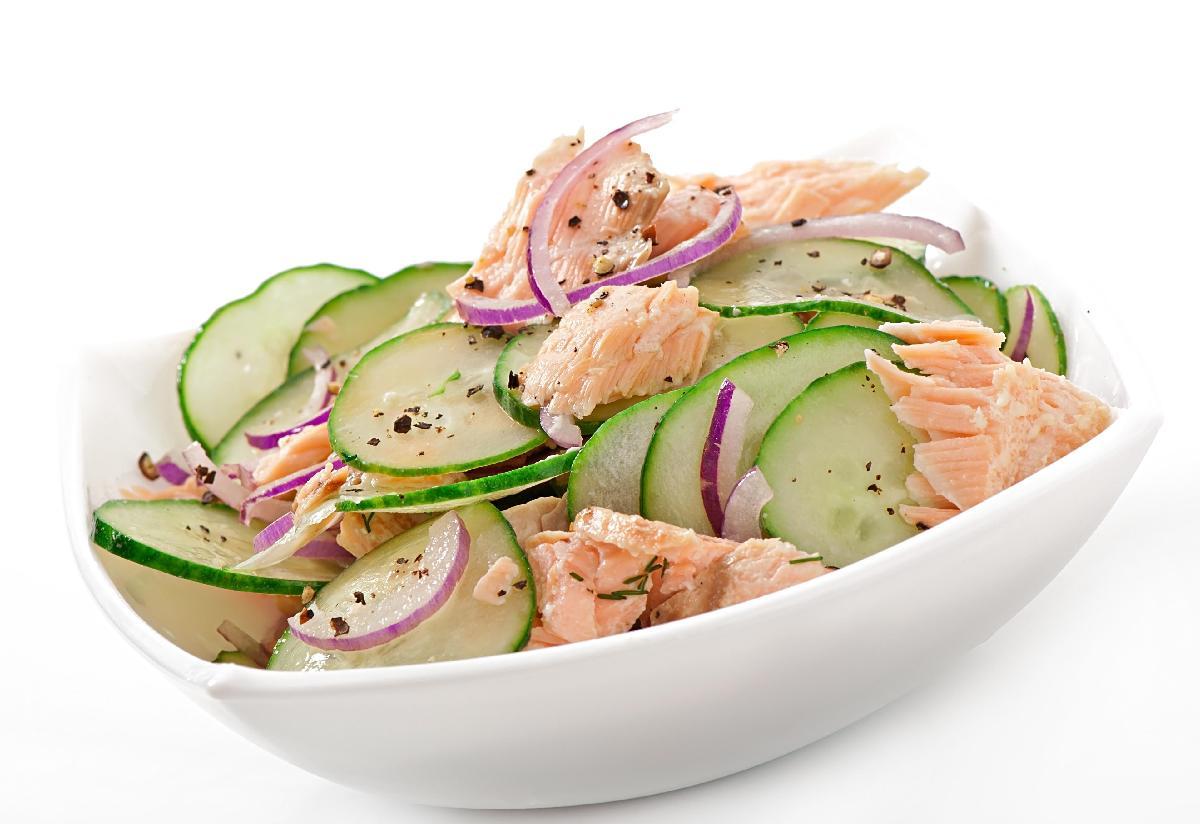 Salada de salmão com pepino 