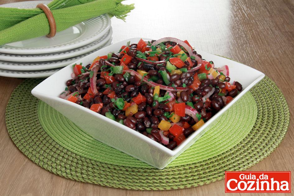 Confira esta receita de salada de feijão-preto, que além de ficar uma delícia, é uma opção pra lá de nutritiva e especial para o dia a dia!