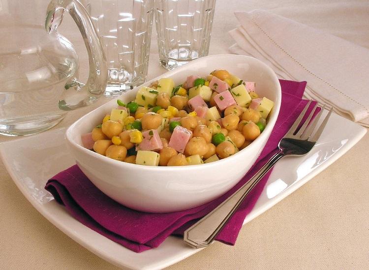 Que tal uma salada incrementada para reforçar as refeições? Aprenda a fazer uma deliciosa salada de grão-de-bico com presunto e queijo!