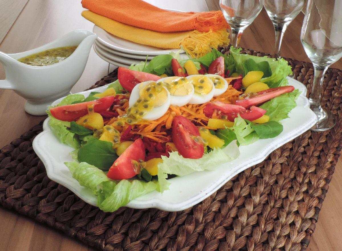 Salada mista ao molho de maracujá 