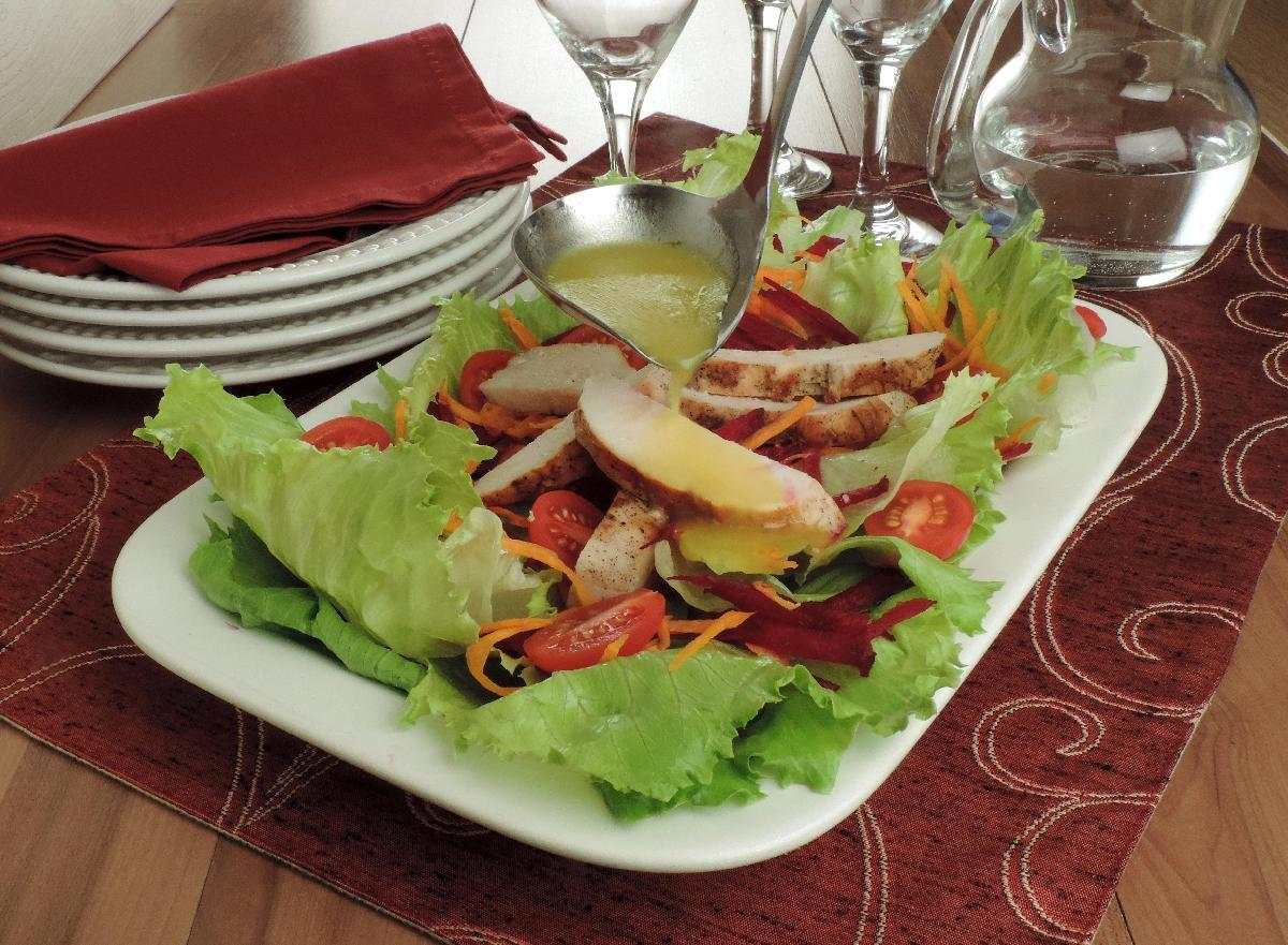Salada tropical com tiras de frango 