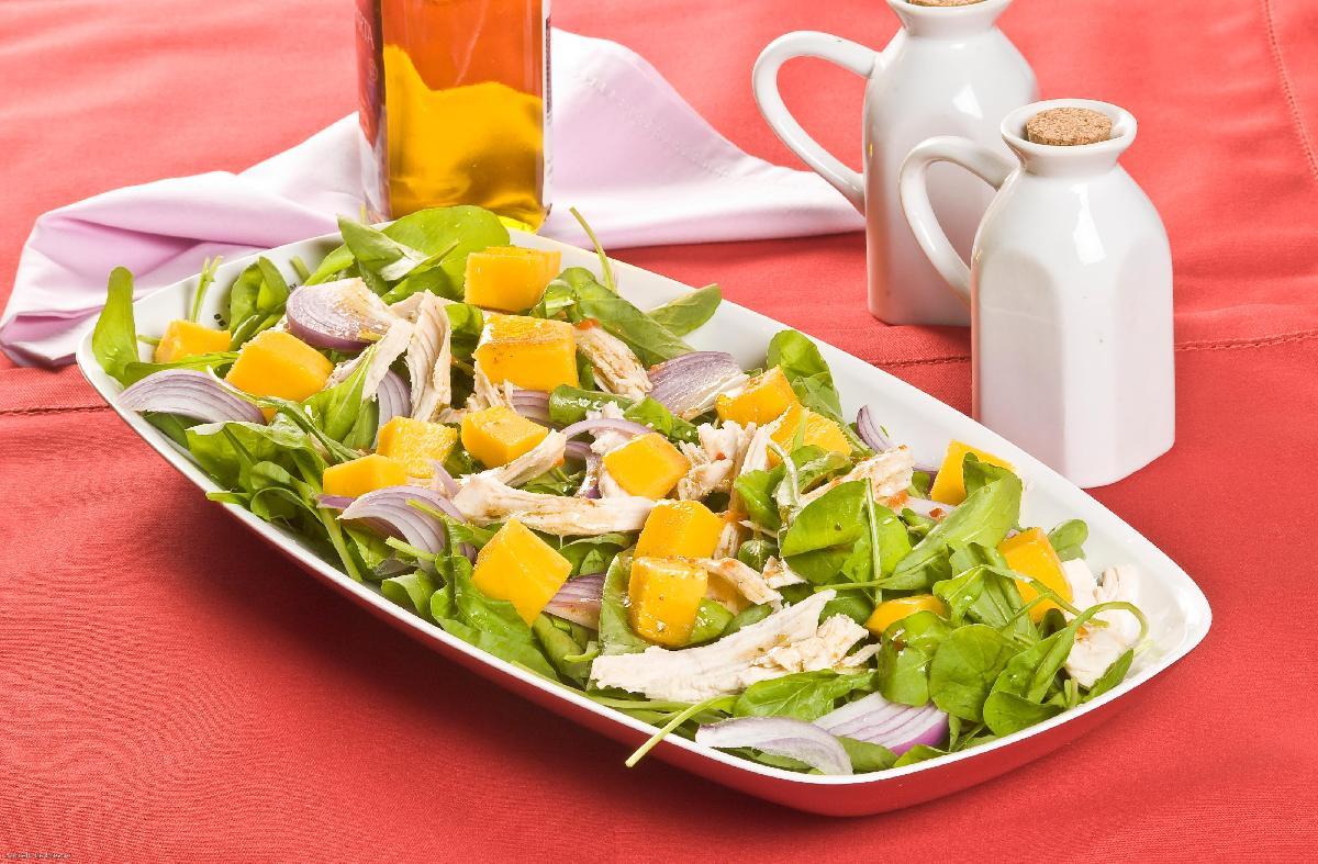 Salada tropical de frango com rúcula 