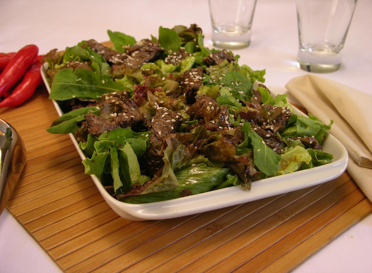 Salada verde com tiras de carne ao molho tailandês 