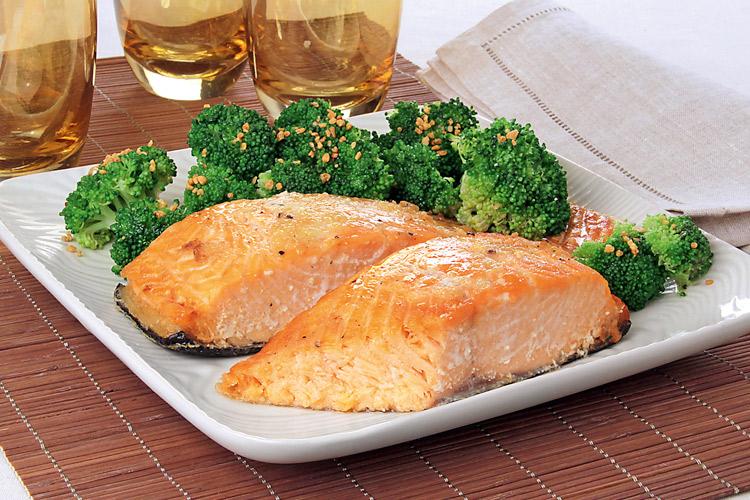 Que tal juntar um peixe fantástico com um bom acompanhamento? Este Salmão assado com brócolis é um prato para ninguém colocar defeito!